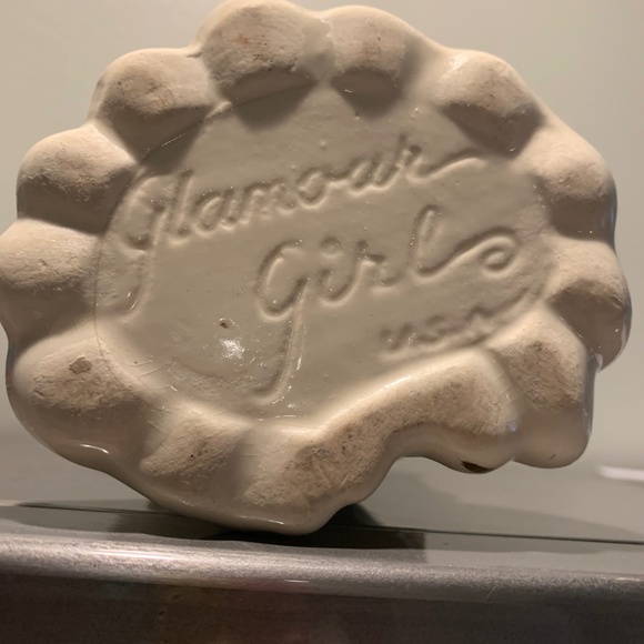 Glamour Girl Head vase ..signed white with gold trim. Price Firm - Picture 2 of 8